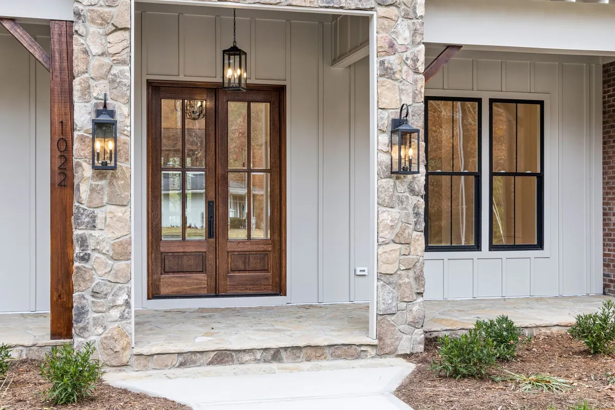 Vintage Lanterns vs. Modern Lanterns: A Style Comparison for Entryways